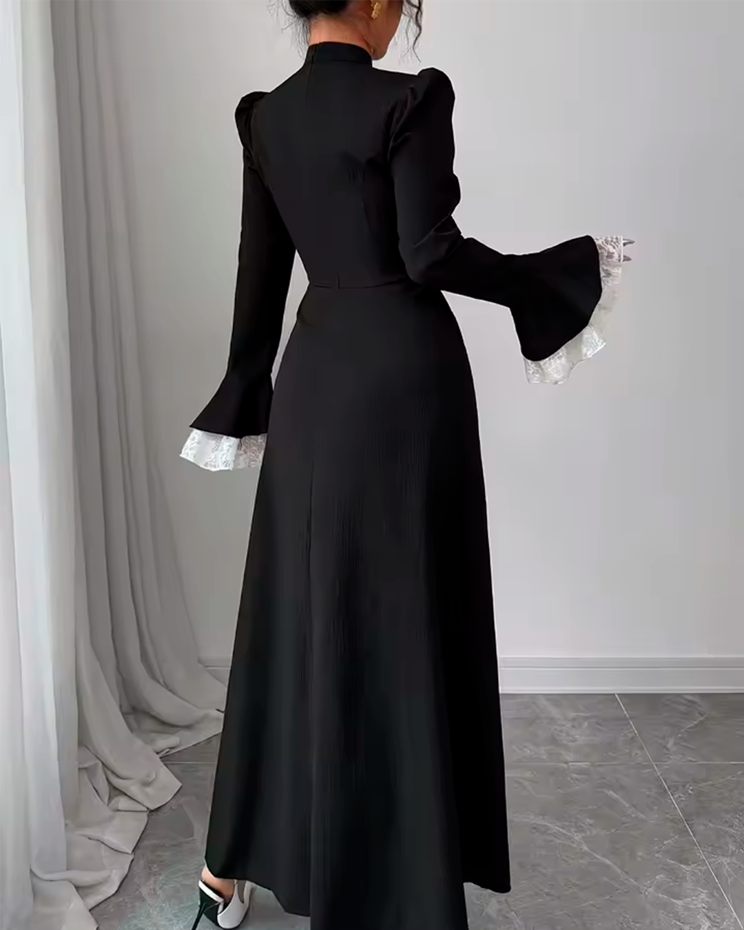 Robe Longue Col Montant Empiècements Dentelle