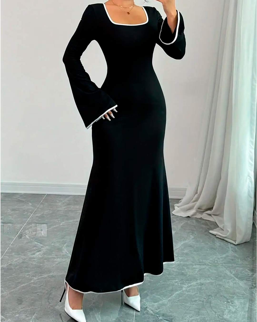 Robe Encolure Carrée Manches Évasées Liseré Contrasté