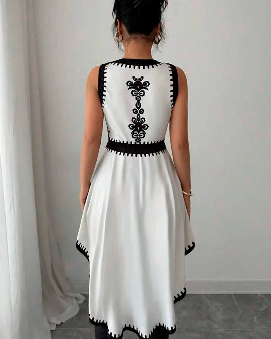 Blouse Asymétrique Sans Manches Broderies Contrastées