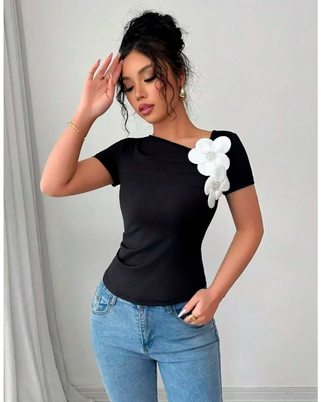 Blouse Épaules Dénudées Broche Fleur Coupe Ajustée