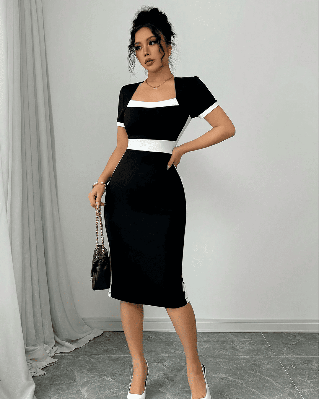 Robe Col Carré Manches Courtes Bandes Contrastée