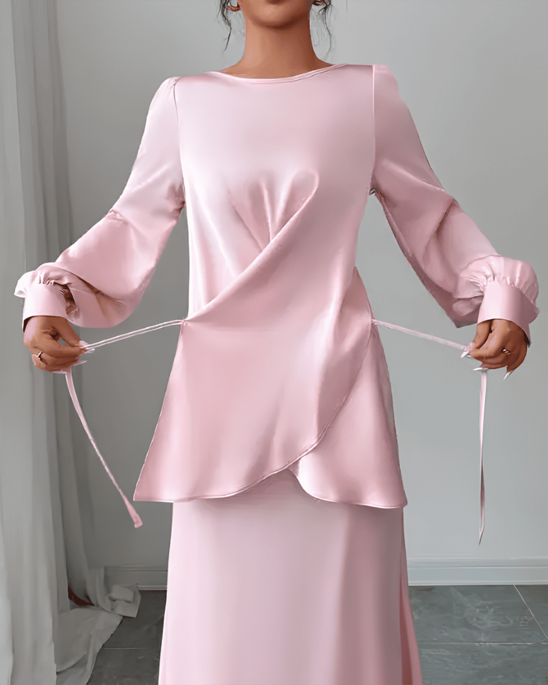 Robe Longue Satinée Péplum Drapé Manches Longues