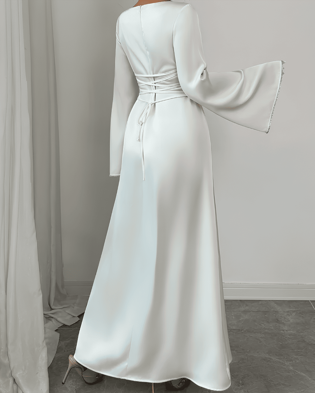 Robe Longue Satinée Taille Haute Manches Évasées