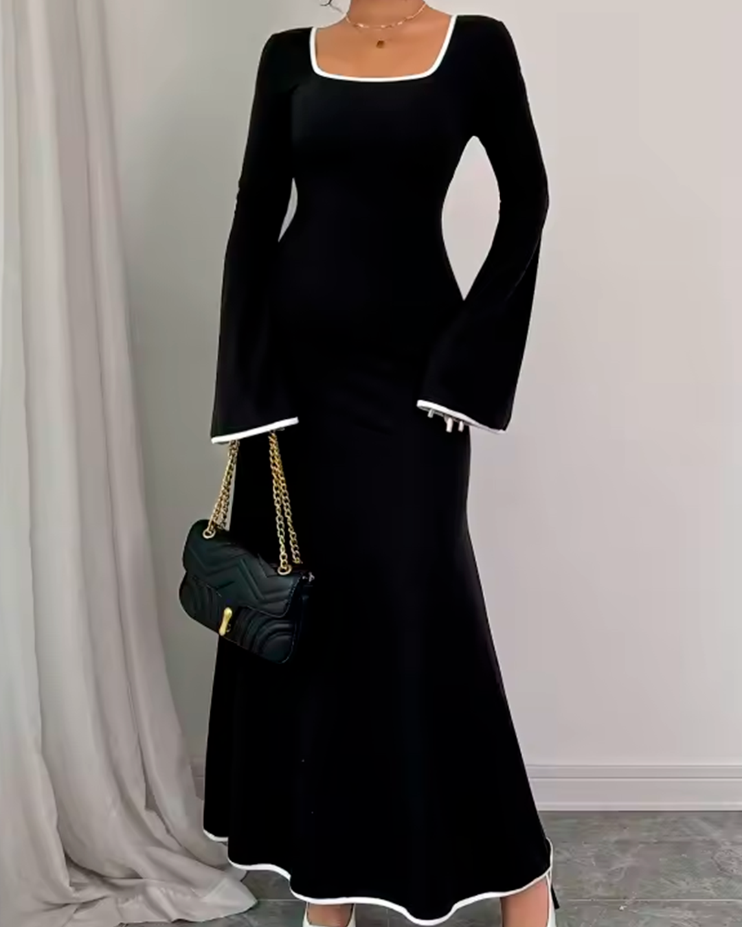 Robe Encolure Carrée Manches Évasées Liseré Contrasté