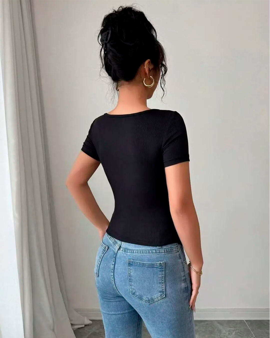 Blouse Épaules Dénudées Broche Fleur Coupe Ajustée