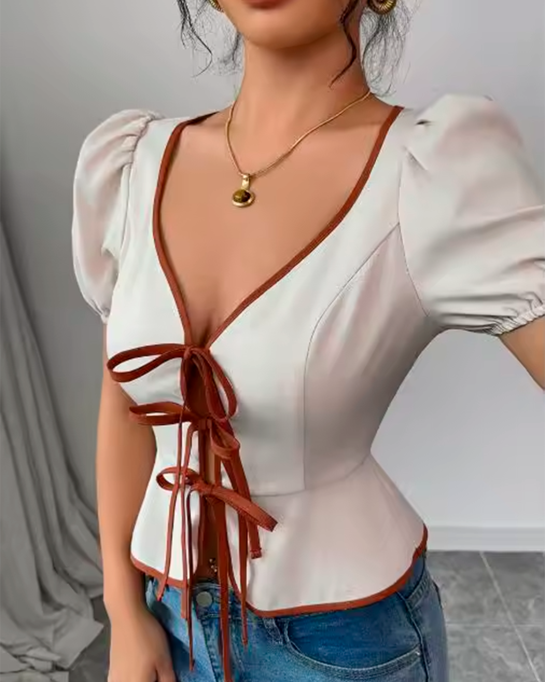 Blouse Col V Manches Bouffantes Lacets Devant