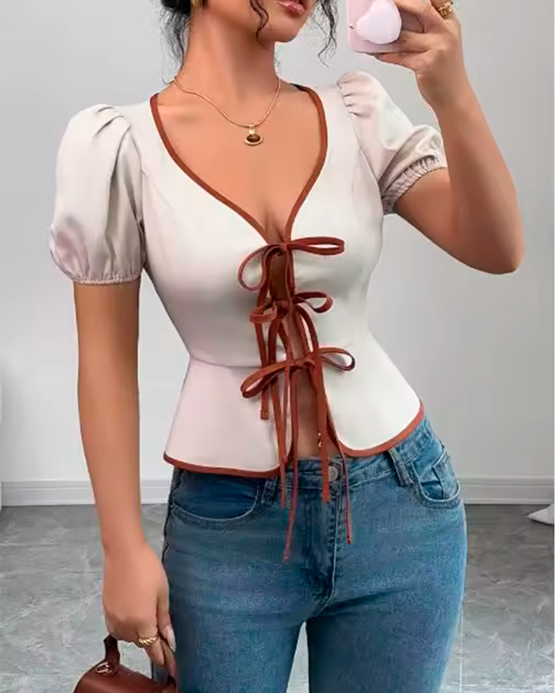 Blouse Col V Manches Bouffantes Lacets Devant