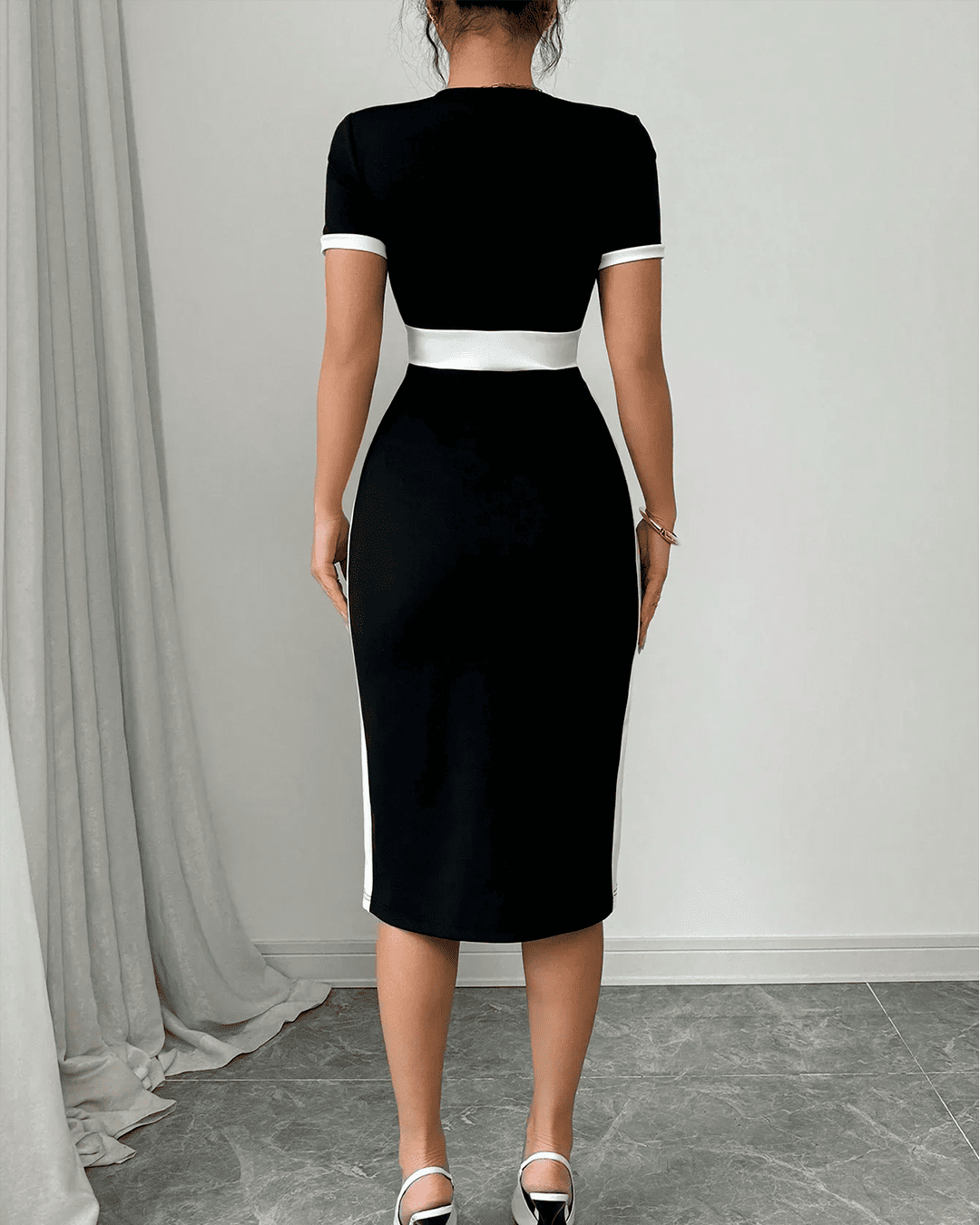 Robe Col Carré Manches Courtes Bandes Contrastée