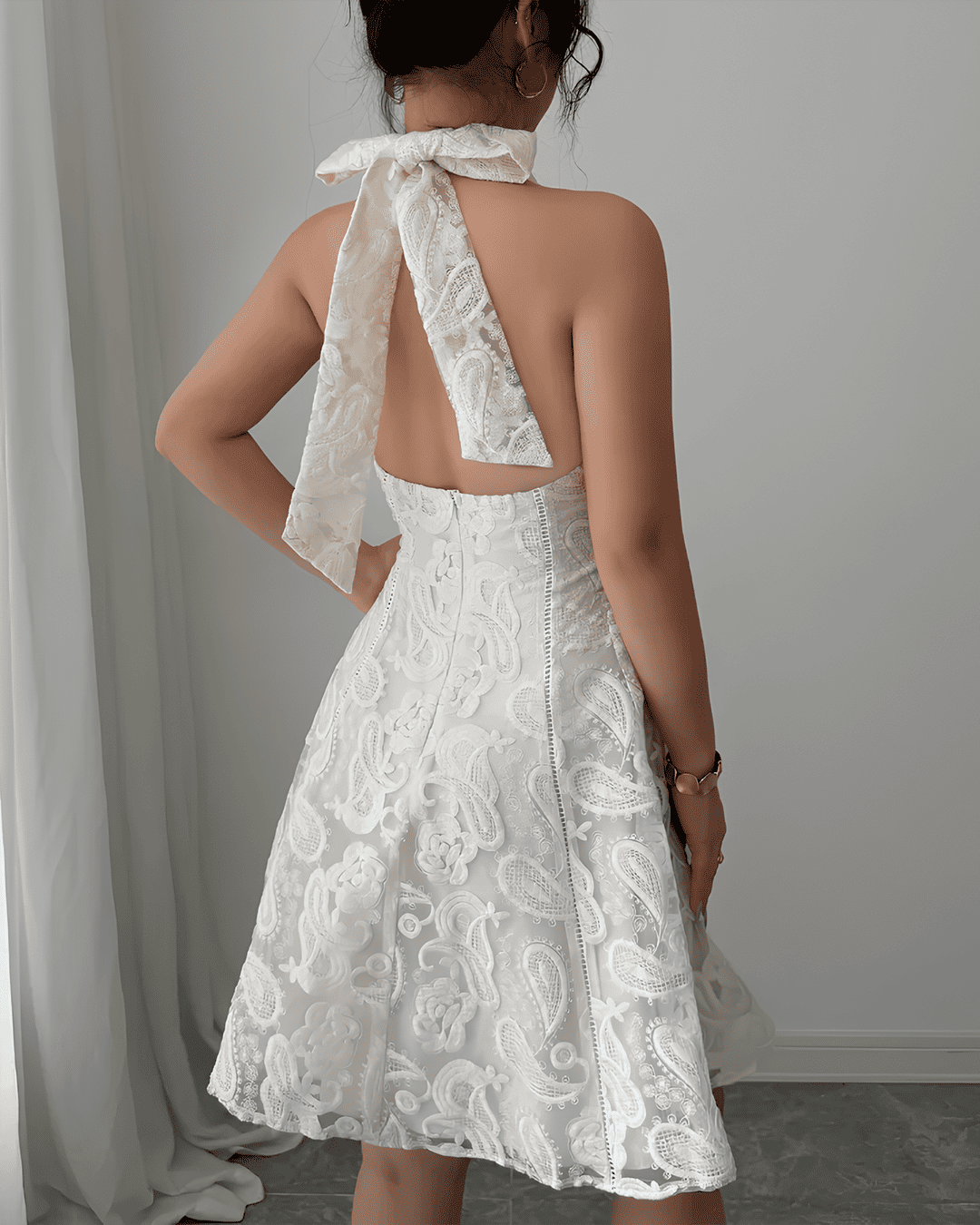 Robe Courte Halter Dentelle Évasée Dos Nu