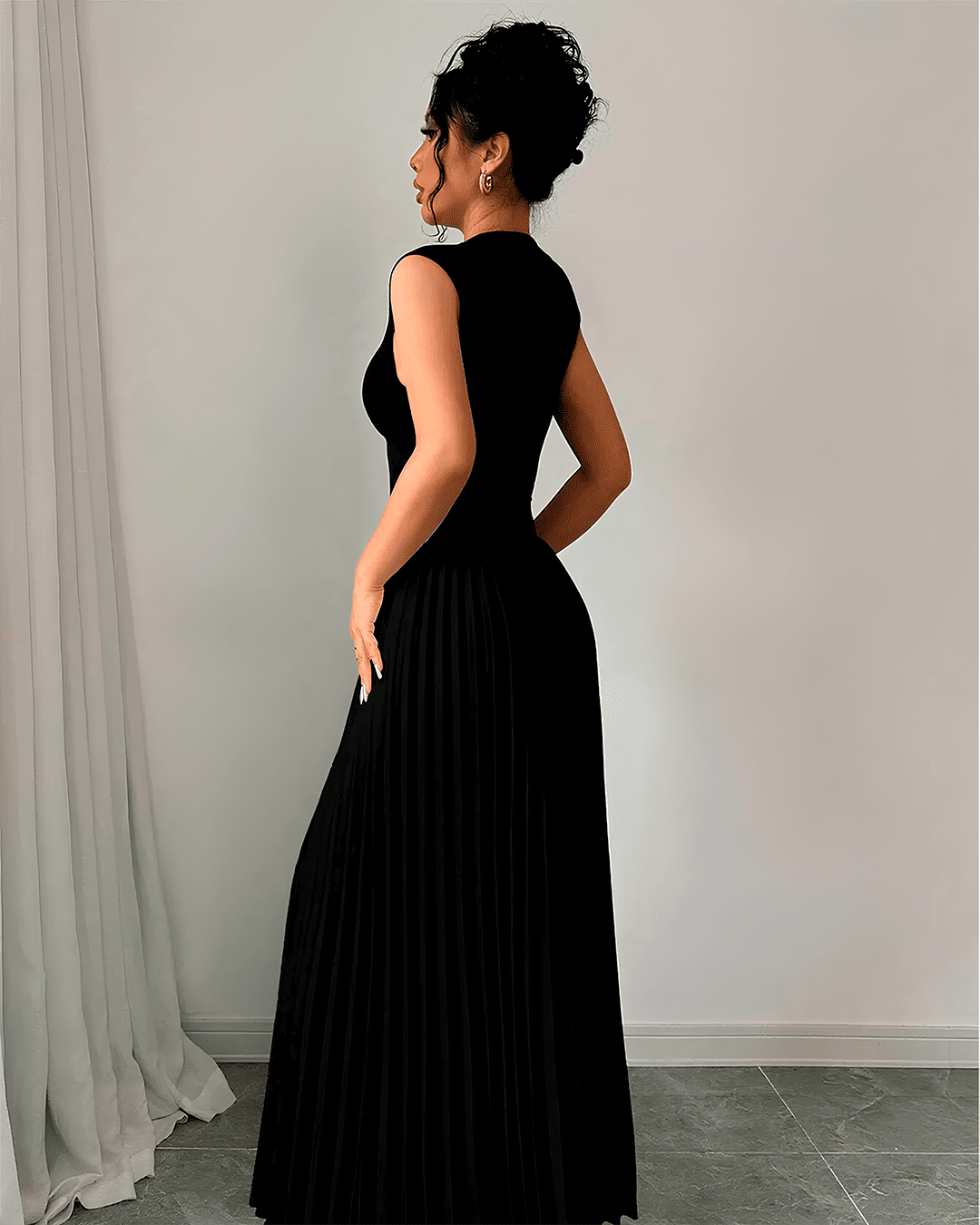 Robe Longue Col Montant Plissée Sans Manches