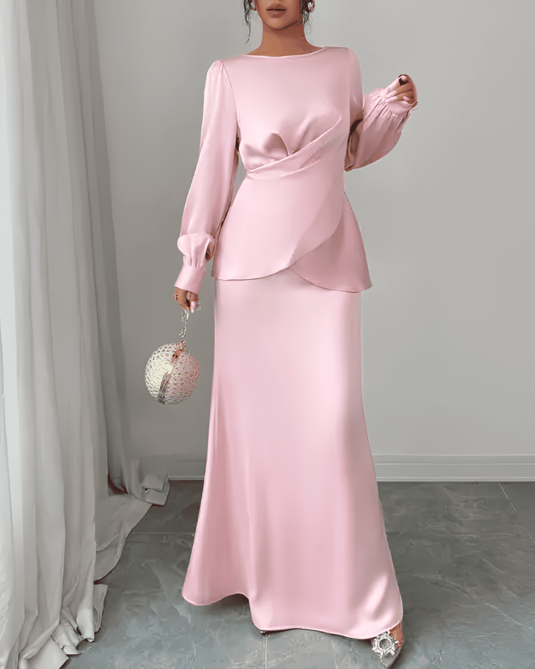 Robe Longue Satinée Péplum Drapé Manches Longues