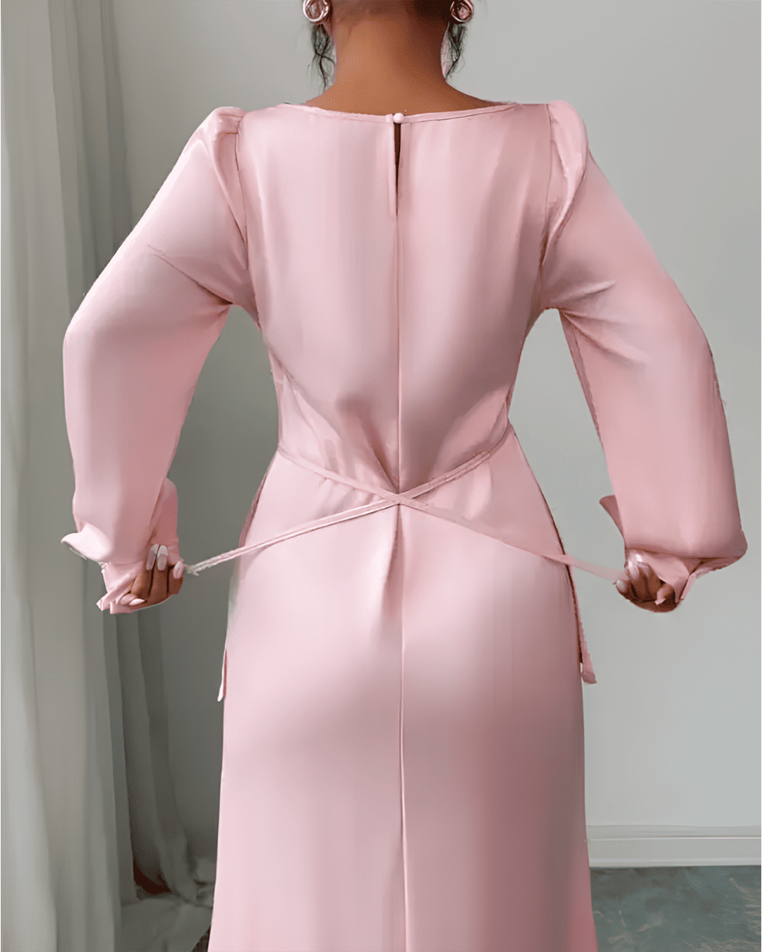 Robe Longue Satinée Péplum Drapé Manches Longues