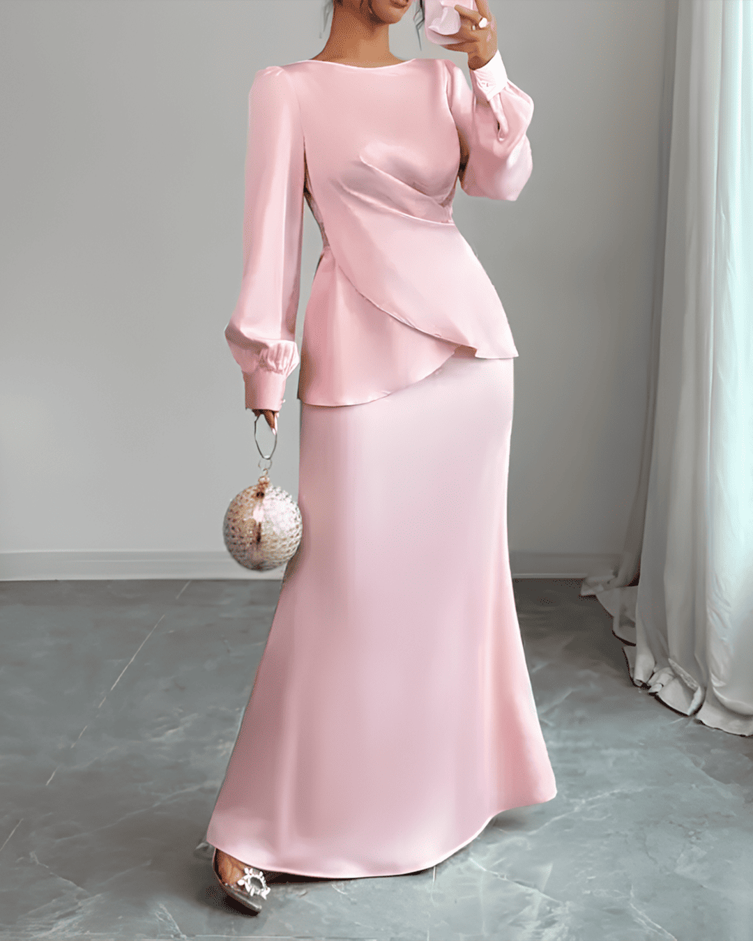 Robe Longue Satinée Péplum Drapé Manches Longues