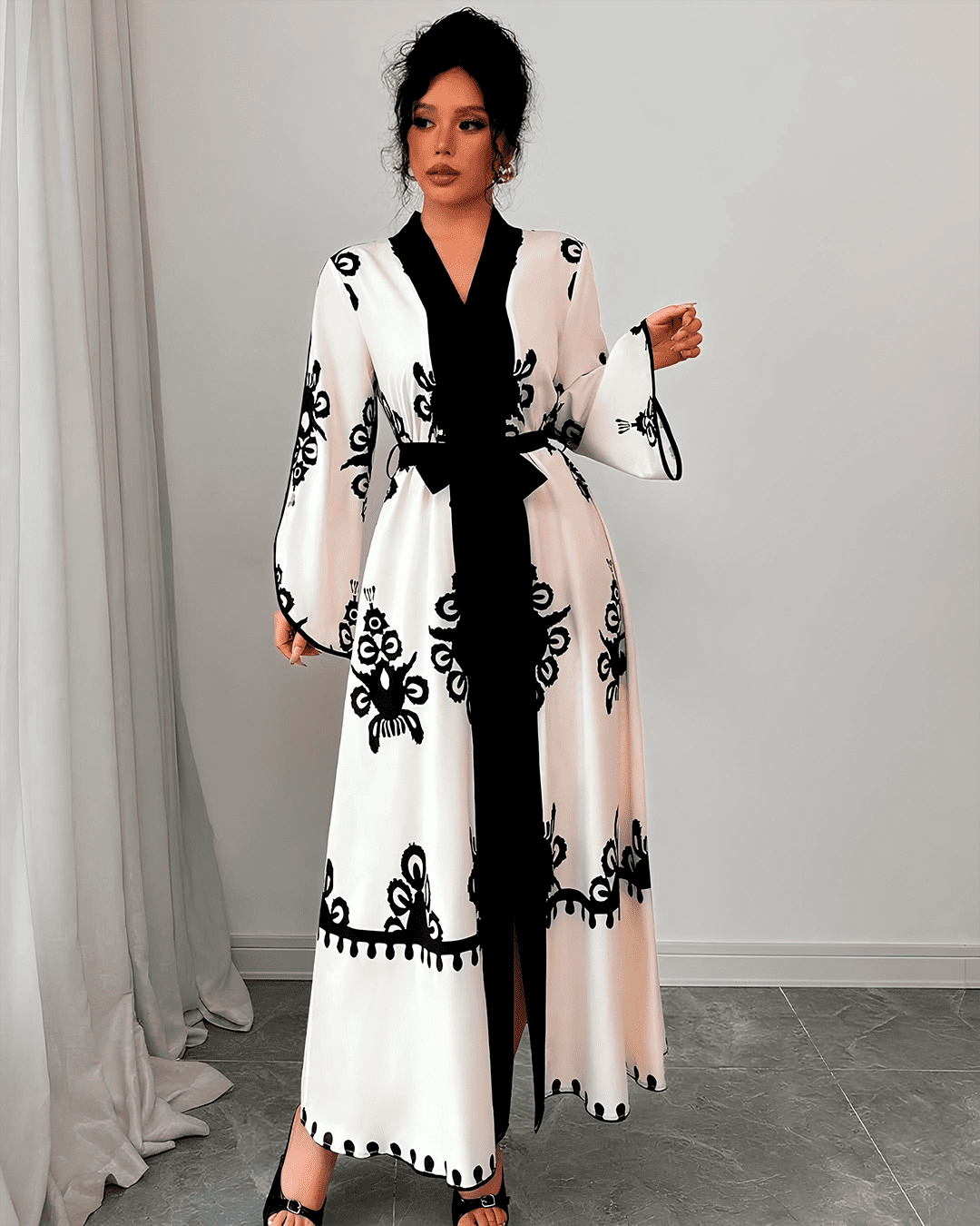 Robe longue avec ceinture, broderie contrastée et manches larges