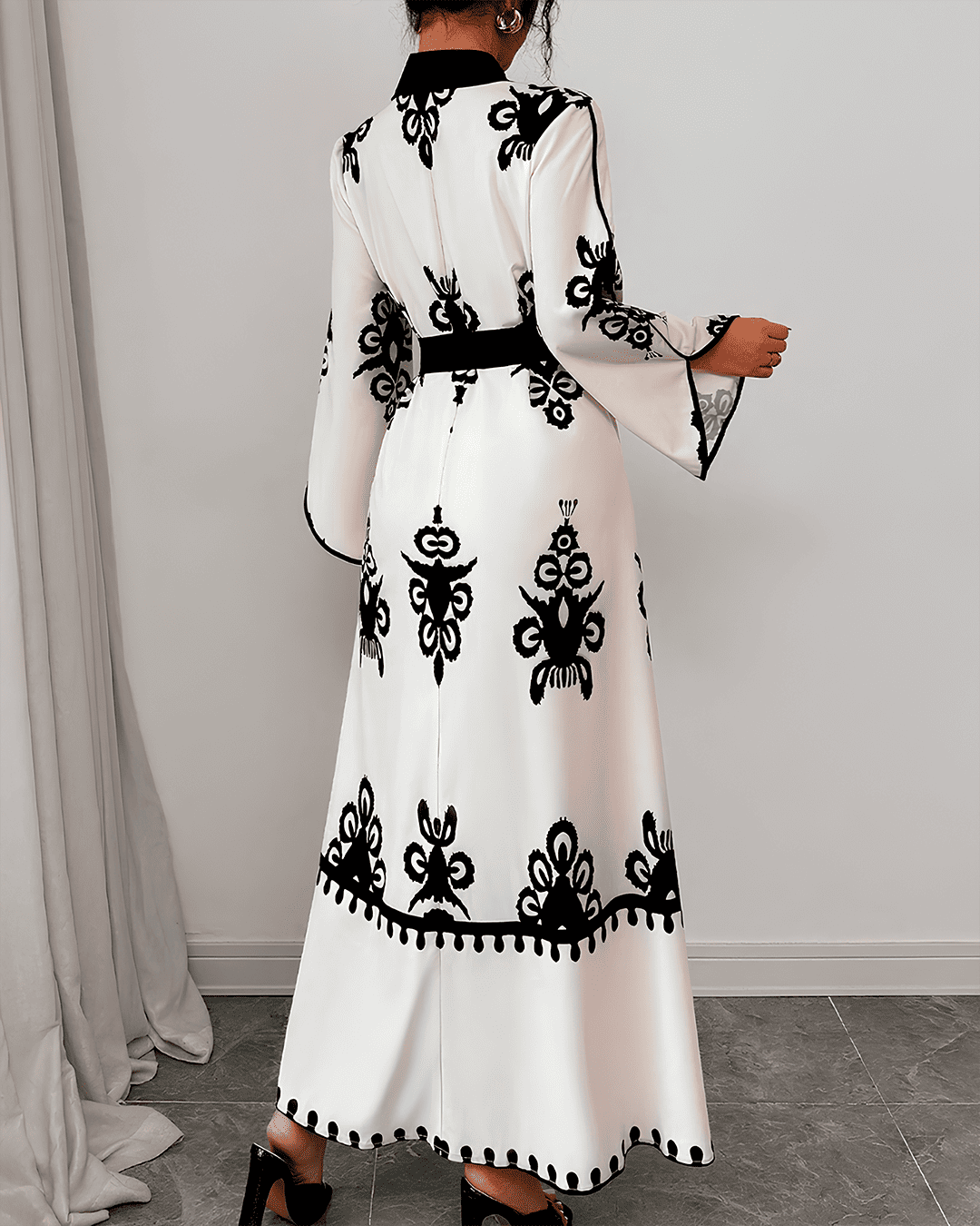 Robe longue avec ceinture, broderie contrastée et manches larges