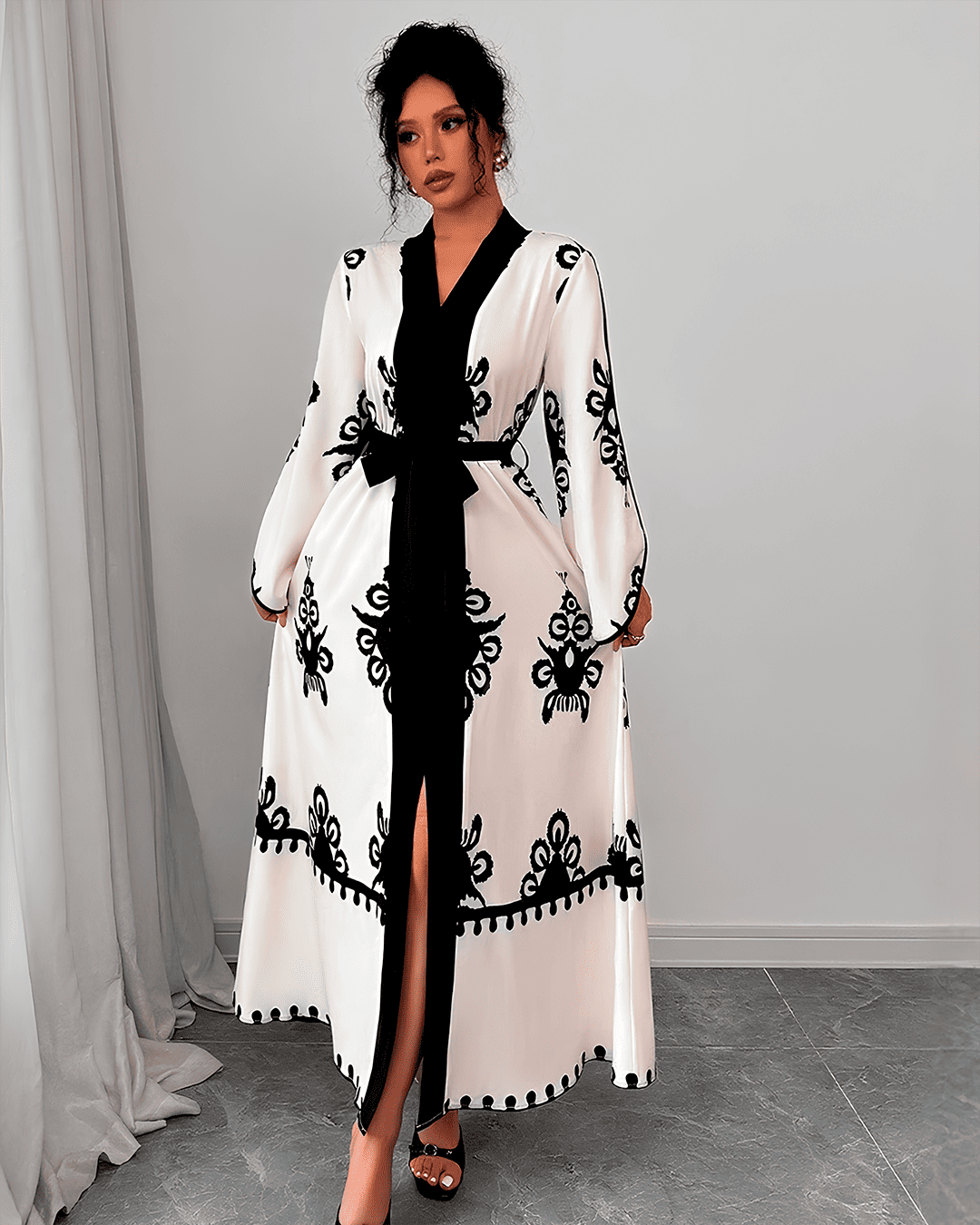 Robe longue avec ceinture, broderie contrastée et manches larges