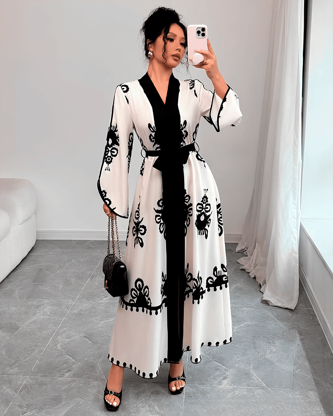 Robe longue avec ceinture, broderie contrastée et manches larges